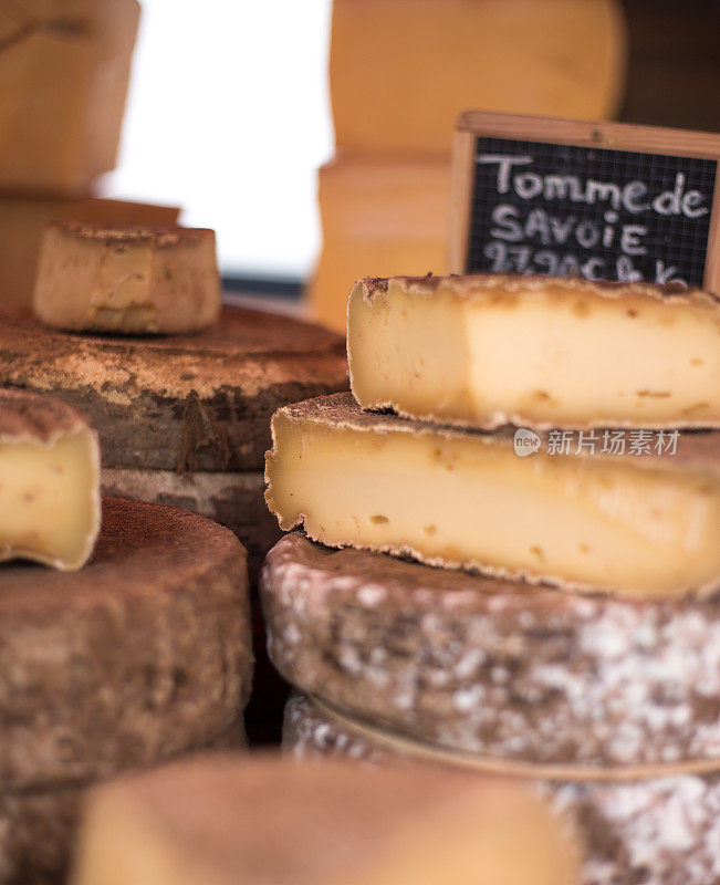 法国:露天市场上成堆的Tomme de Savoie奶酪